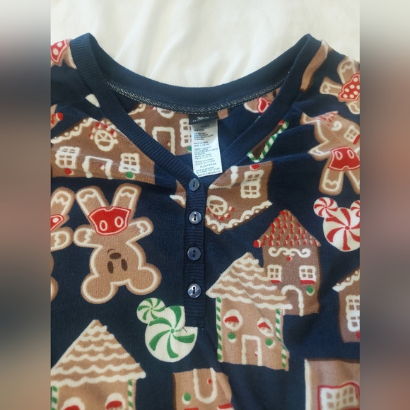 Disney Fleece L/S Pajama Top, Large, Mickey And Minnie Gingerbread - Picture 3 of 4